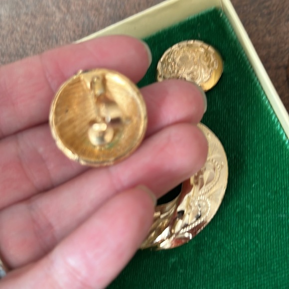 Miss Universe vintage brooch and clip-on earring set - Picture 5 of 10